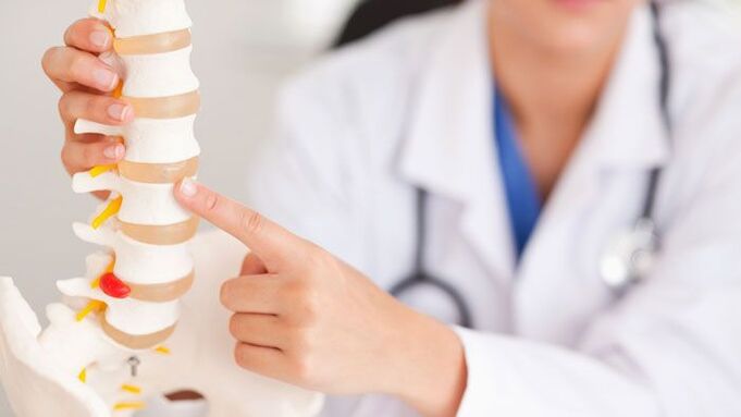 Explanation of lumbar osteochondrosis on the spine model